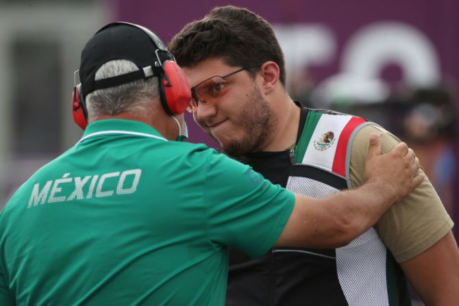El tirador mexicano Jorge Martín Orozco Diaz habla con su entrenador luego de quedar eliminado de una prueba en los Juegos Olímpicos de Tokio.