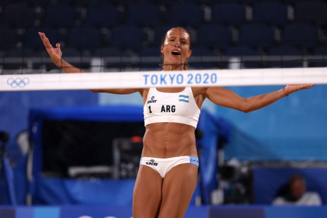 La argentina Ana Gallay reacciona ante Fan Wang, del equipo chino, durante una competencia en los Juegos Olímpicos de Tokio.