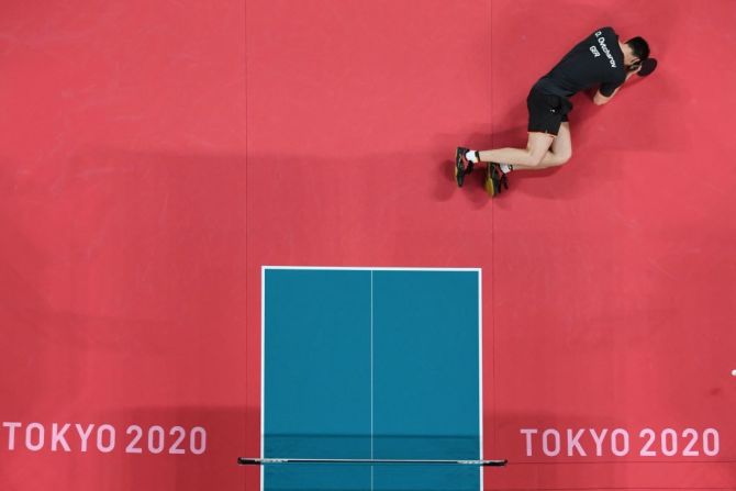 El alemán Dimitrij Ovtcharov se tira al piso tras perder las semifinales de tenis de mesa contra el chino Ma Long en los Juegos Olímpicos de TOkio.