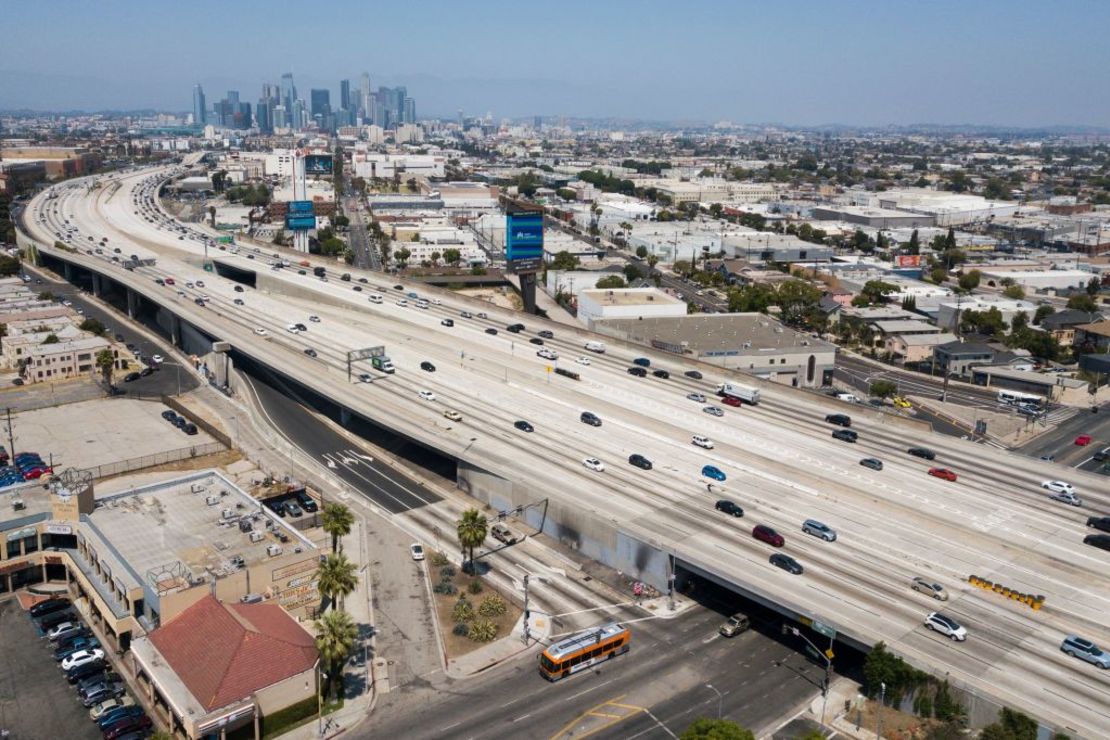 Una imagen de Los Ángeles sobre la carretera 110, el 12 de mayo de 2021. Los Ángeles es la ciudad más grande incluida en el informe de homicidios del Consejo de Juticia Penal.