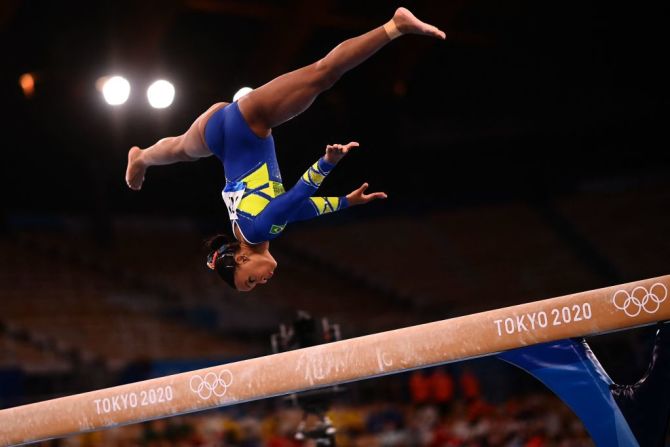 La brasileña Rebeca Andrade durante una competencia de gimnasia artística en los Juegos Olímpicos de Tokio.