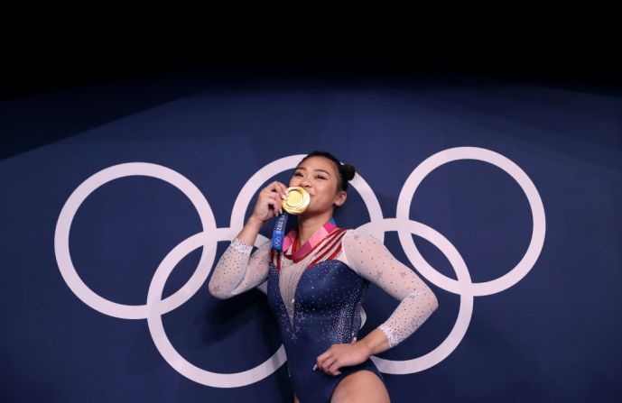 La estadounidense Sunisa Lee posa con su medalla de oro en los Juegos Olímpicos de Tokio.