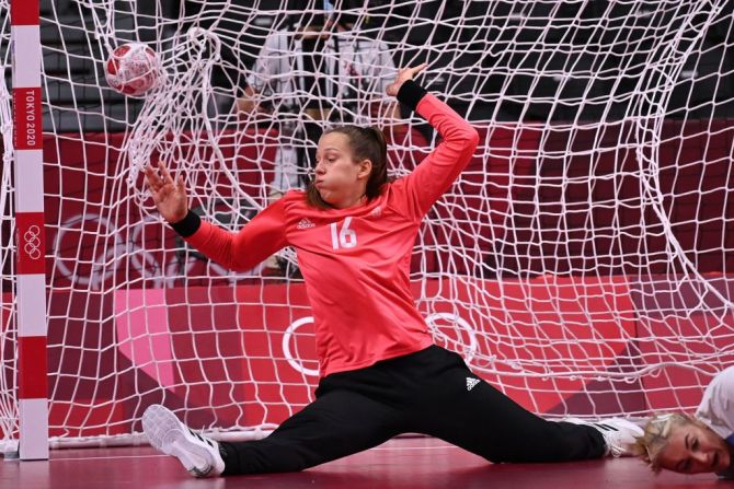 La arquera húngara Blanka Biro no logra atajar un gol durante el partido de handball contra Rusia en los Juegos Olímpicos de Tokio.