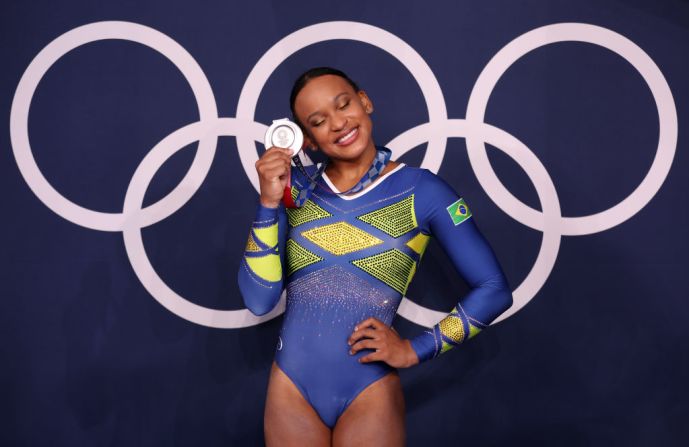 Rebeca Andrade, de 22 años, le dio a Brasil la primera medalla de la historia en gimnasia en los Juegos Olímpicos.