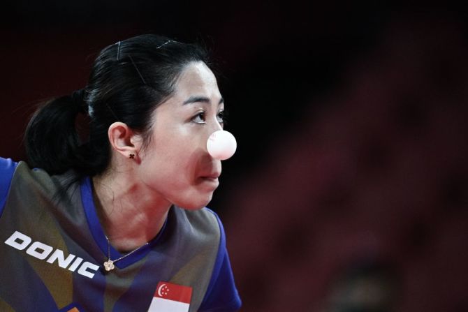 Yu MengYu, de Singapur, durante un partido de tenis de mesa en los Juegos Olímpicos de Tokio.