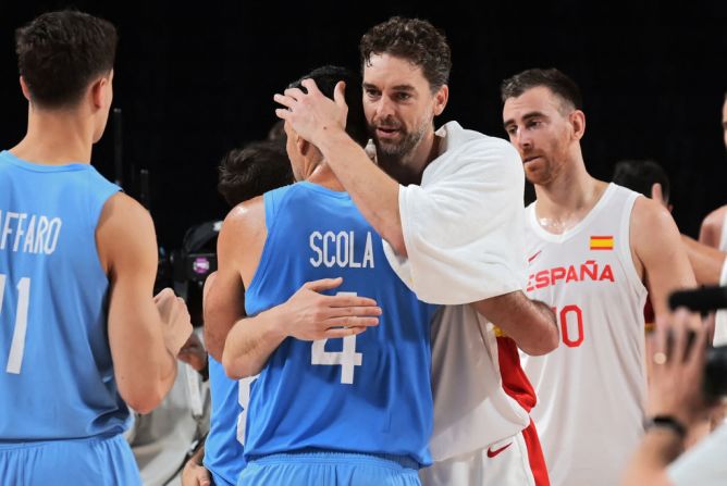 Luis Scola, de Argentina, se abraza al español Pau Gasol Saez tras un partido de basketball en los Juegos Olímpicos de Tokio.