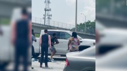 CNNE 1040577 - asi rescataron a conductor atrapado en plena autopista