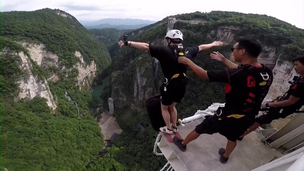 CNNE 1040929 - mira uno de los saltos en bungee mas alto del mundo