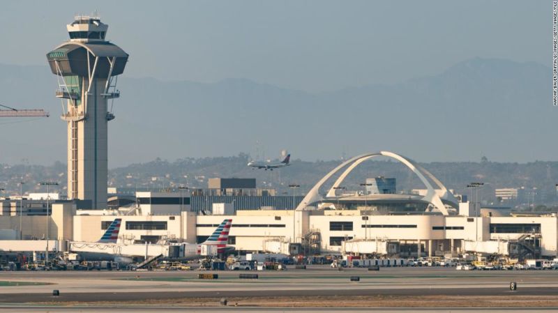 El misterioso hombre de la mochila propulsora 'jetpack' puede haber sido visto nuevamente en los cielos cerca del aeropuerto de los ángeles | cnn
