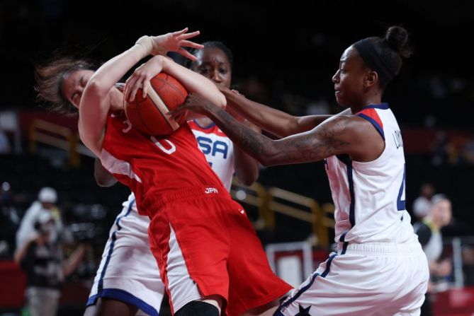La japonesa Monica Okoye y la estadounidense Jewell Loyd pelean por la pelota durante un torneo de basketball en los Juegos Olímpicos.