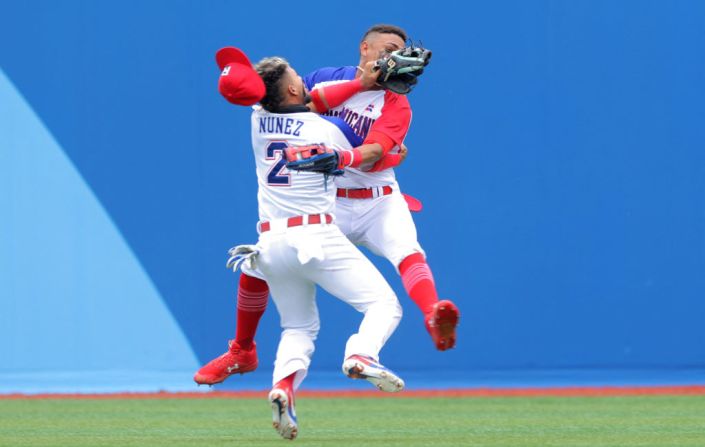 Julio Rodriguez (derecha) de República Dominicana, choca contra Gustavo Nunez (izquierda) durante un juego de baseball en el que enfrentaron a México en los Juegos Olímpicos.