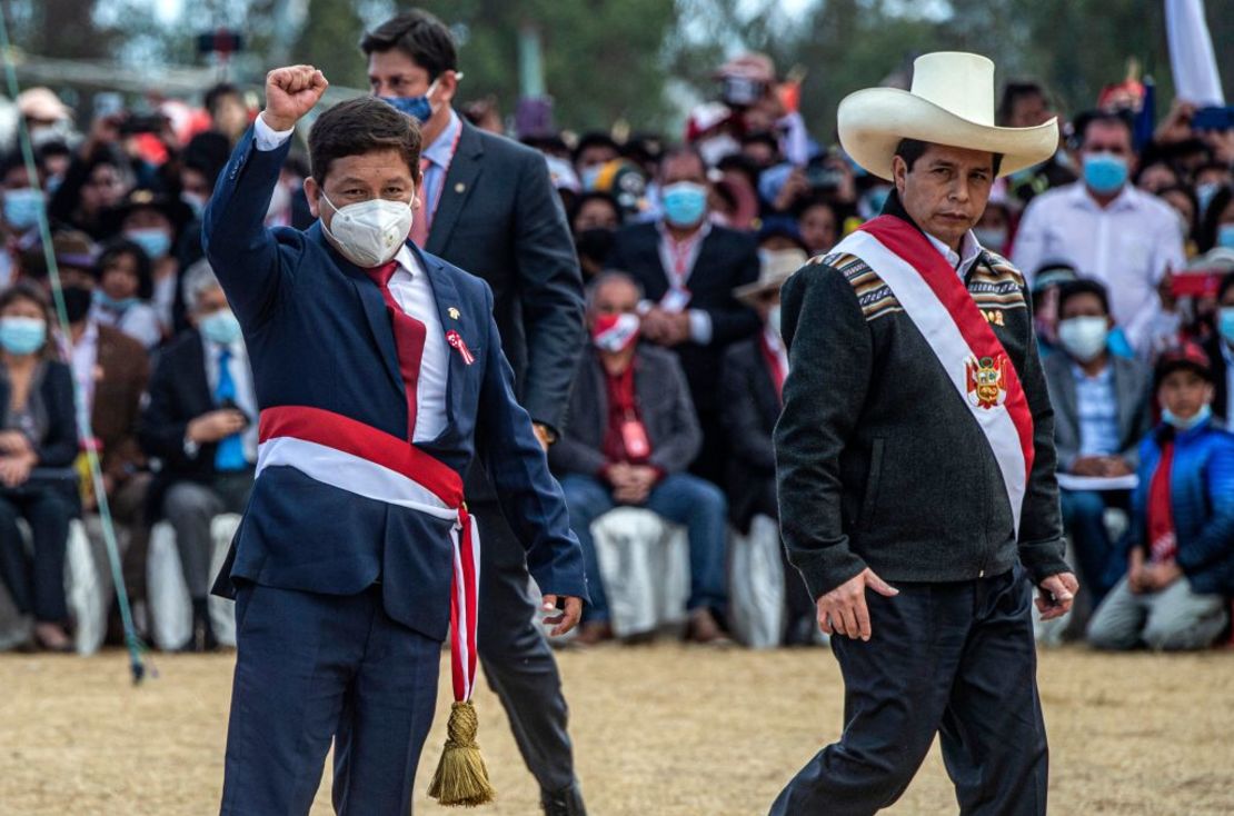 El flamante presidente del Consejo de Ministros de Perú, Guido Bellido, levanta su puño durante su ceremonia de juramentación, junto al presidente de Perú Pedro Castillo, en Pampa de la Quinua, Ayacucho,el 29 de julio de 2021.