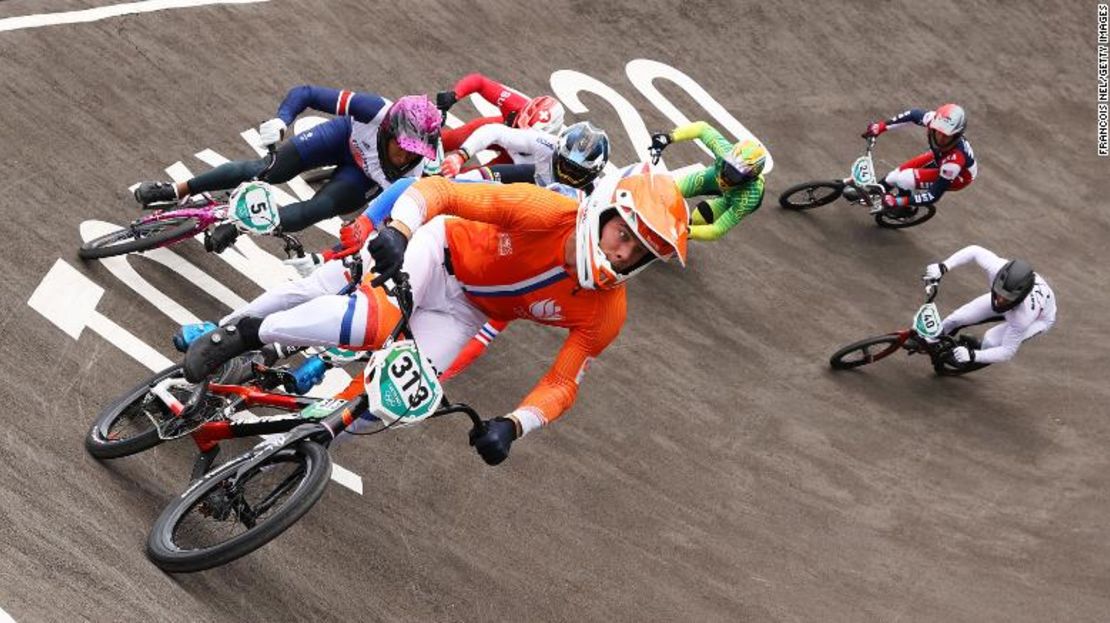 Kye Whyte, del equipo de Gran Bretaña, Niek Kimmann, del equipo de Países Bajos, Corben Sharrah, del equipo de Estados Unidos, y Tore Navrestad, del equipo de Noruega, compiten durante la semifinal masculina de BMX, serie 2, carrera 3, en el séptimo día de los Juegos Olímpicos de Tokio 2020 en el Parque Deportivo Urbano de Ariake.