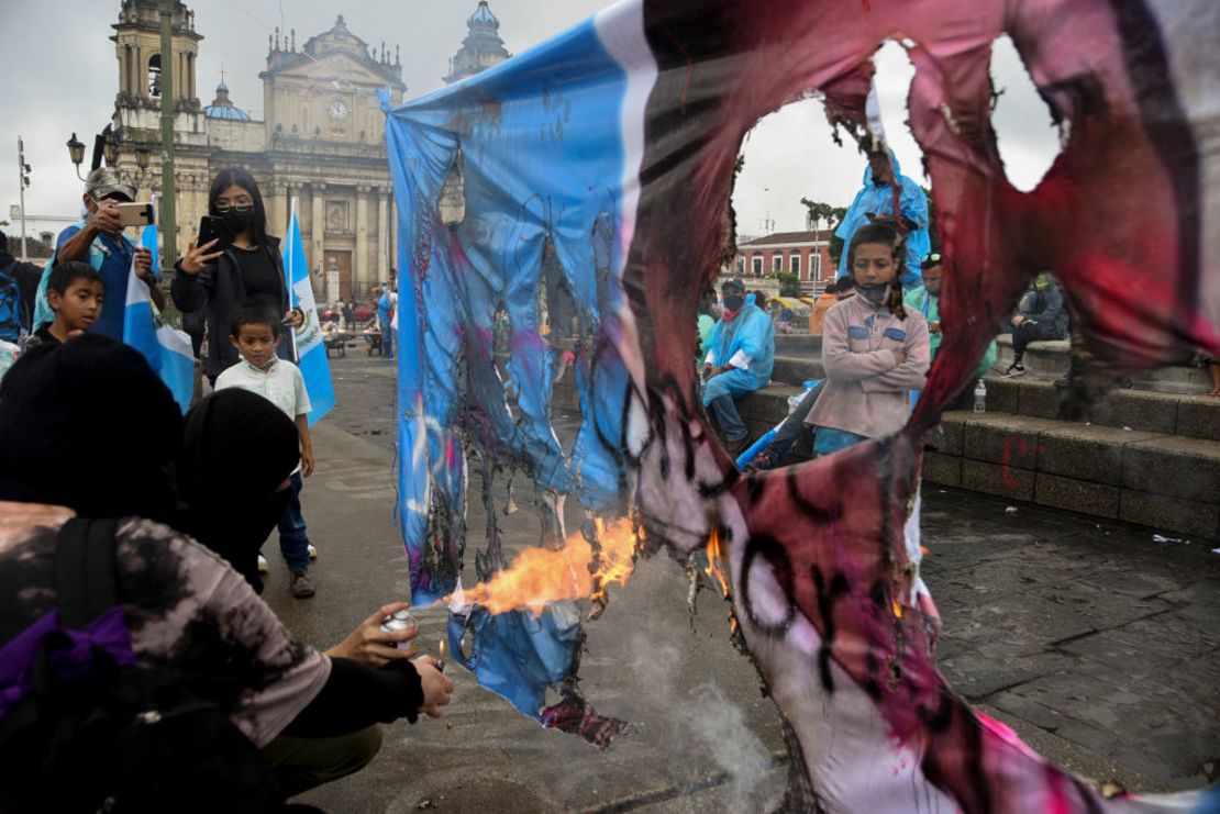 Manifestantes queman un cartel con la fotografía de la fiscal general de Guatemala Consúelo Porras durante una protesta en la que piden la renuncia del presidente Alejandro Giammattei y la propia Porras, además otros funcionarios. Ciudad de Guatemala, julio 29 de 2021.