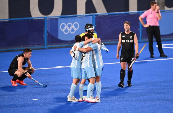 Jugadores argentinos celebran tras derrotar a Nueva Zelanda en la competencia de hockey en los Juegos Olímpicos de Tokio.