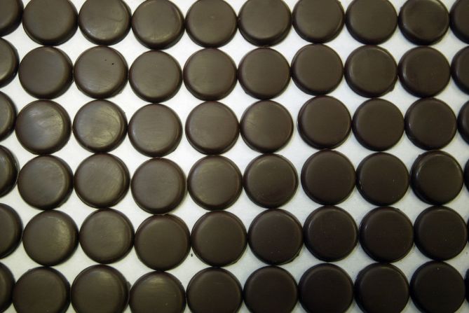 En un estudio realizado por investigadores de la Universidad Autónoma de Baja California, publicado en 2018, se encontró que los flavonoides que contiene el chocolate negro también pueden ayudar al funcionamiento del cerebro y ayudar a prevenir enfermedades neurodegenerativas como el alzhéimer y el párkinson.