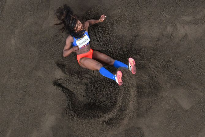 La colombiana Katerine Ibarguen durante la competencia de salto triple en los Juegos Olímpicos de Tokio.