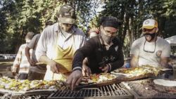 CNNE 1041229 - vecinos en argentina hacen pizza de 14 metros