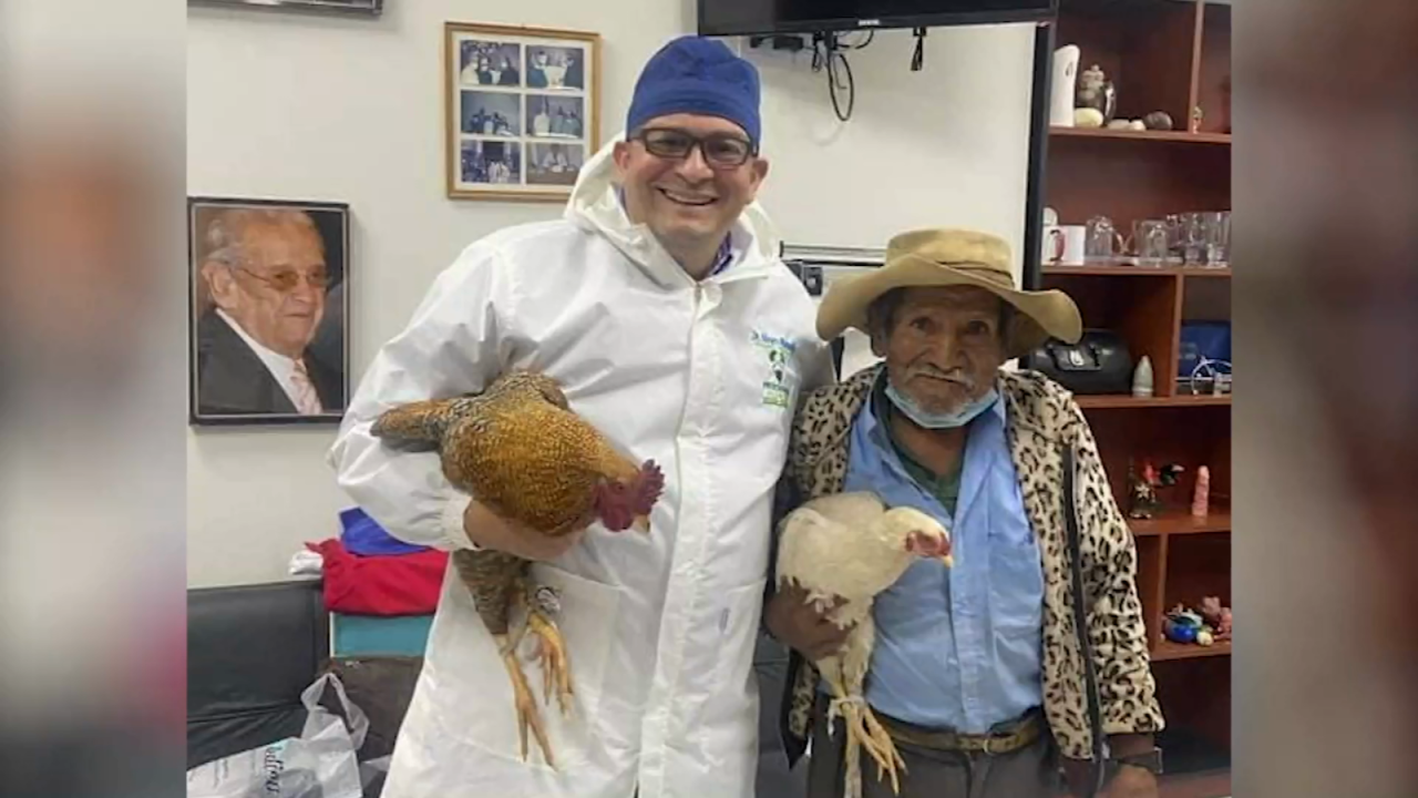 CNNE 1041265 - hombre llega con dos gallinas para pagar una cirugia