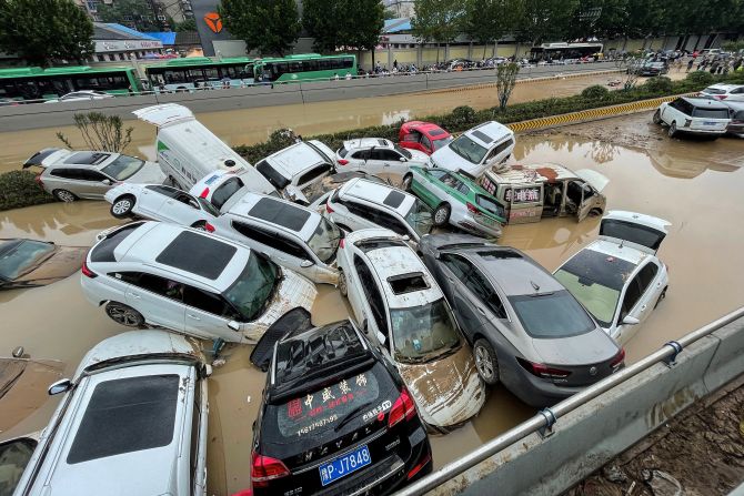 Inundaciones en China: pocos días después de la catástrofe en Europa, fue el turno de china. En la ciudad de Zhengzhou, en el centro, llegaron a caer más de 20 centímetros de lluvia solo en una hora, lo que equivale a un tercio de toda la lluvia de 2020. Las inundaciones allí también se cobraron decenas de vida. Esta imagen muestra la situación en Zhengzhou el 21 de julio de 2021.