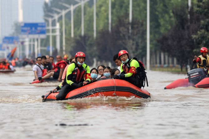 Esta foto tomada un día después muestra a rescatistas evacuando a personas de un hospital tras las fuertes lluvias en Zhengzhou.