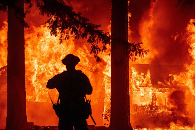 Incendios en el oeste de Estados Unidos: en California, los incendios forestales han quemado hasta ahora casi dos veces la cantidad de hectáreas destruidas el año pasado en esta misma época. Esta foto muestra cómo las llamas del incendio dixie, uno de los más grandes, consumen una casa el 24 de julio de 2021.