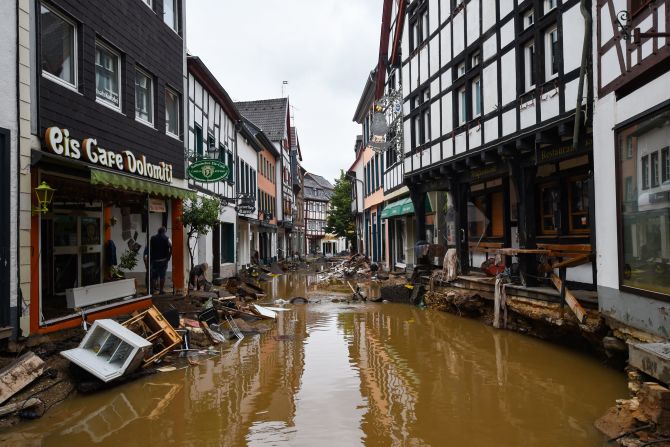 Las inundaciones en Europa: más de 200 personas murieron en el continente por las inundaciones producto de las lluvias torrenciales que azotaron a Alemania y Bélgica, entre otros. Alemania se llevó la peor parte. Tras la devastación, la presidenta de la Comisión Europea dijo que las inundaciones eran una prueba de que es necesario actuar con urgencia para abordar el cambio climático. En esta foto se ve una calle inundada en Bad Muenstereifel, en el oeste de Alemania, el 16 de julio de 2021. (Crédito: