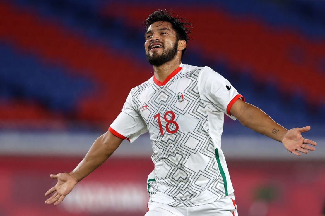 Eduardo Aguirre # 18 del equipo de México celebra después de anotar el sexto gol para su equipo durante el partido de cuartos de final masculino entre la República de Corea y México en el día ocho de los Juegos Olímpicos de Tokio 2020 en el 31 de julio de 2021 en Yokohama, Kanagawa, Japón.