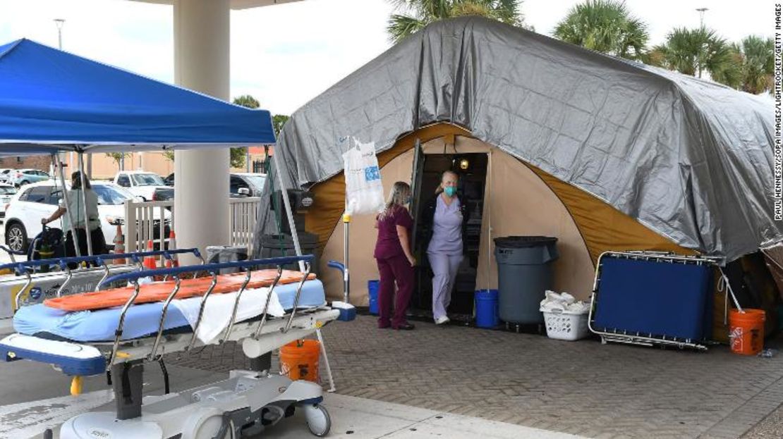 Enfermeras en una carpa fuera del departamento de emergencias en Holmes Regional Medical Center en Melbourne, Florida, que sirve como un área para aquellos con infecciones por covid-19.