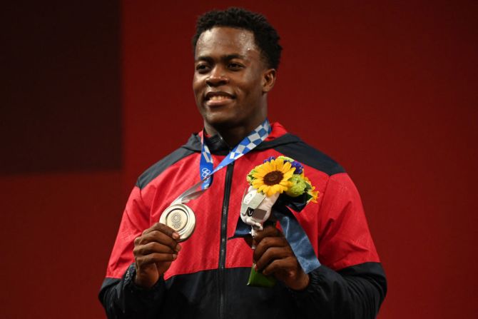 Zacarias Bonnat Michel, de República Dominicana, posa con su medalla de plata en el podio de la ceremonia de victoria de la competición de halterofilia masculina de 81 kg durante los Juegos Olímpicos de Tokio 2020, en el Foro Internacional de Tokio el 31 de julio de 2021.
