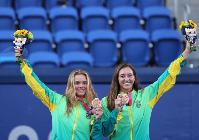 De izquierda a derecha, las medallistas de bronce Laura Pigossi y Luisa Stefani, del equipo de Brasil, posan en el podio durante la ceremonia de entrega de medallas de dobles femeninos de tenis en el noveno día de los Juegos Olímpicos de Tokio 2020, en el Parque de Tenis Ariake el 01 de agosto de 2021 en Tokio, Japón.