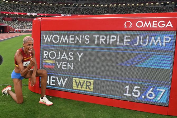 La venezolana Yulimar Rojas, ganadora de la medalla de oro, celebra además su nuevo récord mundial tras competir en la final de salto triple femenino durante los Juegos Olímpicos de Tokio 2020, en el Estadio Olímpico de Tokio el 1 de agosto de 2021.