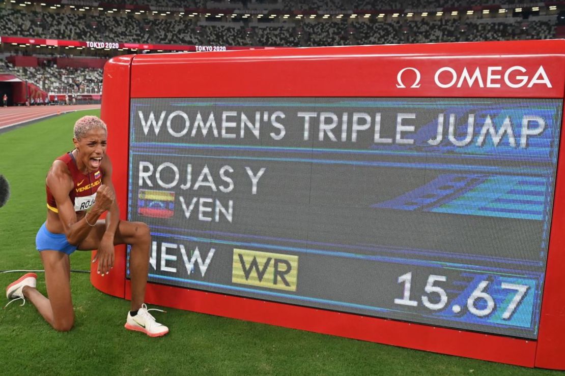 La venezolana Yulimar Rojas, ganadora de la medalla de oro, celebra además su nuevo récord mundial tras competir en la final de salto triple femenino durante los Juegos Olímpicos de Tokio 2020, en el Estadio Olímpico de Tokio el 1 de agosto de 2021.