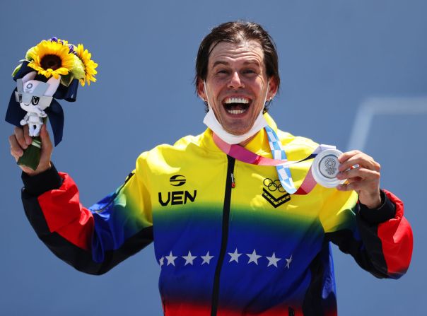 El medallista de plata Daniel Dhers, del equipo de Venezuela, posa en el podio después de la final masculina de park del BMX Freestyle en el noveno día de los Juegos Olímpicos de Tokio 2020, en el Parque Deportivo Urbano Ariake el 01 de agosto de 2021 en Tokio, Japón.