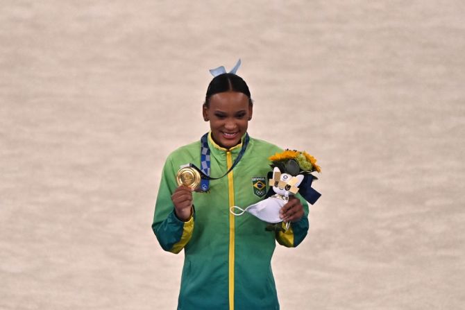 La brasileña Rebeca Andrade, medallista de oro, posa en el podio tras la final de salto de caballo femenino de gimnasia artística durante los Juegos Olímpicos de Tokio 2020, en el Centro de Gimnasia Ariake en Tokio el 1 de agosto de 2021.