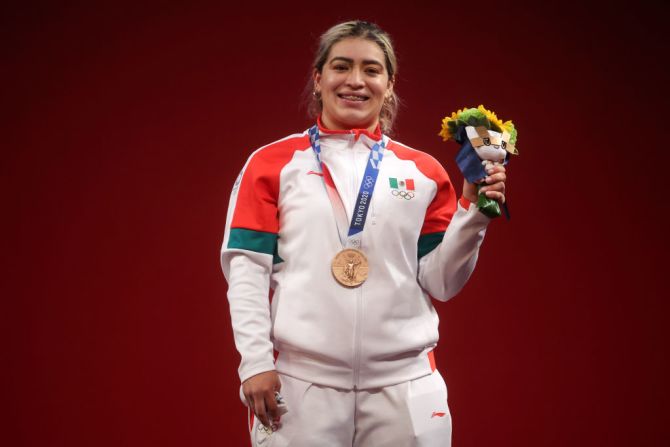 Aremi Fuentes Zavala, de México, posa con la medalla de bronce durante la ceremonia de entrega de medallas de halterofilia 76 kg femenino en el noveno día de los Juegos Olímpicos de Tokio 2020, en el Foro Internacional de Tokio el 1 de agosto de 2021 en Tokio, Japón.