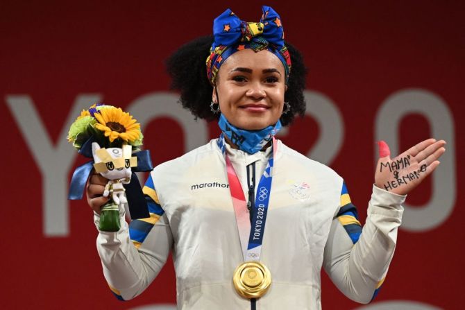 Neisi Patricia Dajomes Barrera, de Ecuador, posa con su medalla de oro en el podio tras la competencia de halterofilia femenina de 76 kg durante los Juegos Olímpicos de Tokio 2020, en el Foro Internacional de Tokio el 1 de agosto de 2021.
