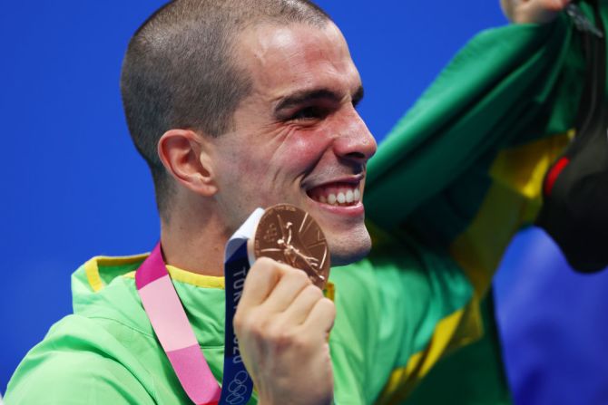 El medallista de bronce Bruno Fratus, de Brasil, muestra su emoción durante la ceremonia de entrega de medallas de los 50 metros libres masculinos en el noveno día de los Juegos Olímpicos de Tokio 2020, en el Centro Acuático de Tokio el 1 de agosto de 2021 en Tokio, Japón.