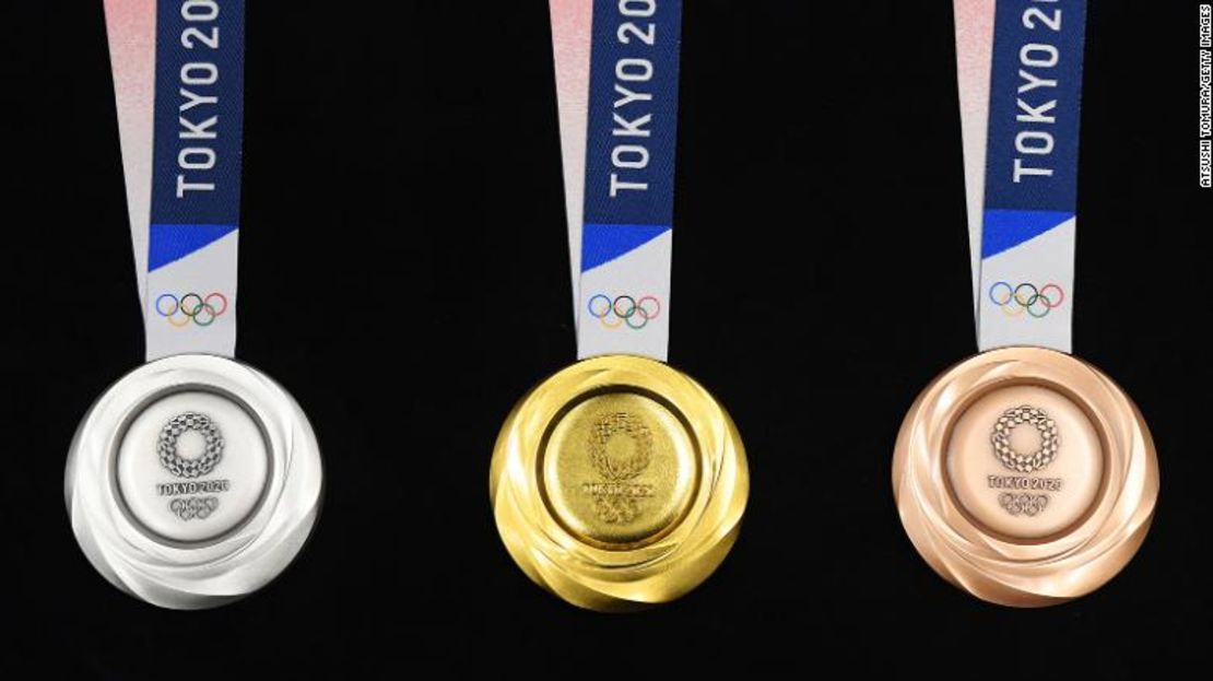 Las medallas de plata, oro y bronce (de izquierda a derecha) utilizadas en los Juegos Olímpicos de Tokio 2020.