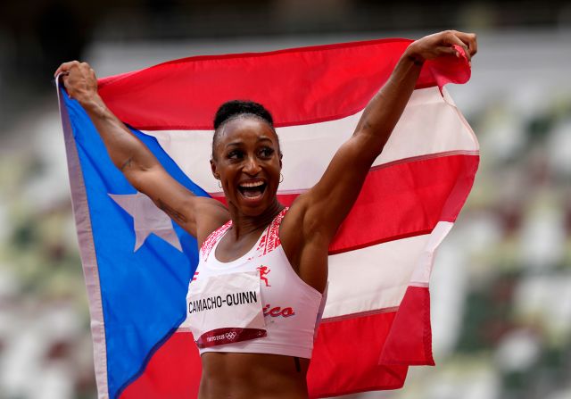 Jasmine Camacho-Quinn de Puerto Rico celebra después de ganar el oro en la final de 100 metros con vallas en Tokio 2020.