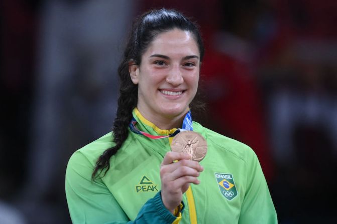 La brasileña Mayra Aguiar, medallista de bronce, celebra durante la ceremonia de entrega de medallas de -78 kg de judo femenino.