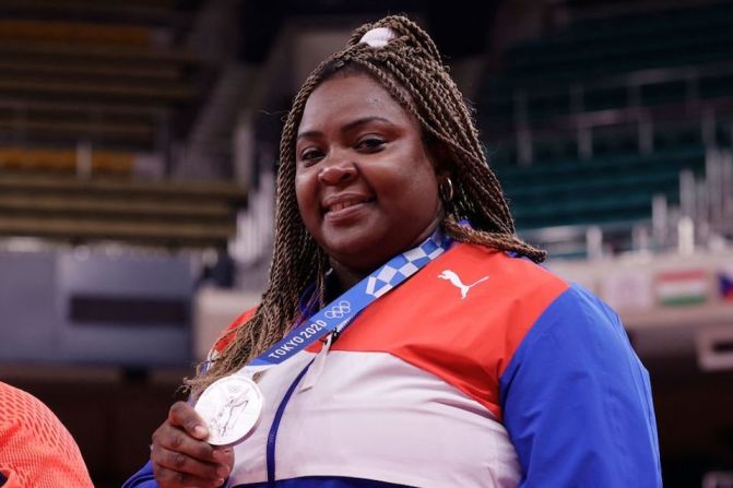 La cubana Idalys Ortiz posa con su medalla de plata durante la ceremonia del podio del judo femenino + 78kg.