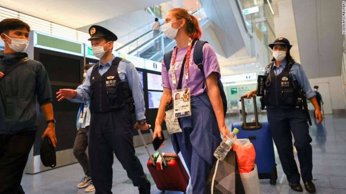 La atleta bielorrusa Kristina Timanovskaya es escoltada por agentes de policía en el aeropuerto internacional de Haneda en Tokio, Japón, el 1 de agosto.