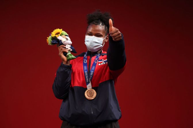 Crismery Santana del equipo de República Dominicana posa con la medalla de bronce durante la ceremonia de entrega de medallas de Halterofilia - Grupo A de 87 kg femenino.