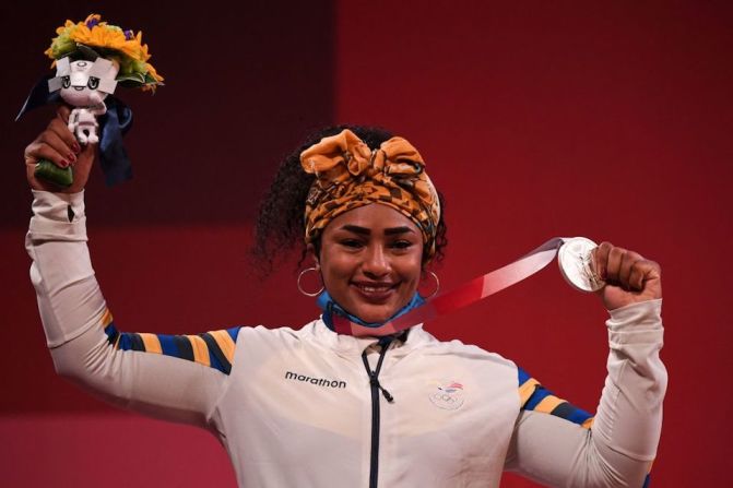 La medallista de plata de Ecuador Tamara Yajaira Salazar Arce posa durante la ceremonia de entrega de medallas de la competencia femenina de halterofilia de 87 kg.