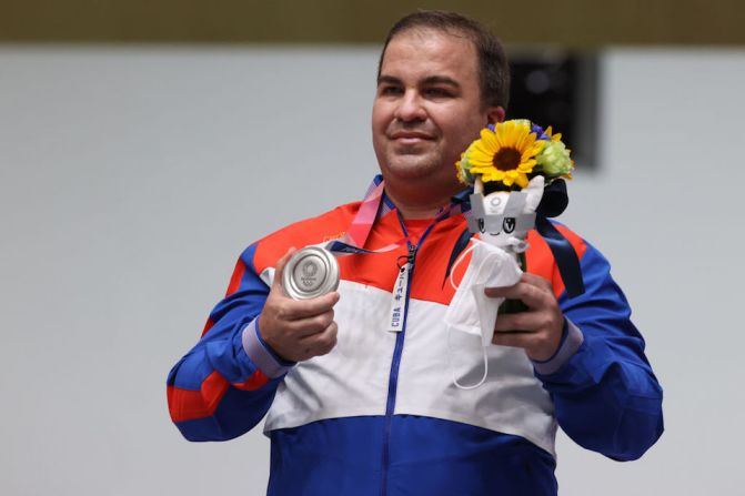 Leuris Pupo, medallista de plata del equipo de Cuba, durante la ceremonia de entrega de medallas en las Finales Masculinas de tiro con pistola de 25 m.
