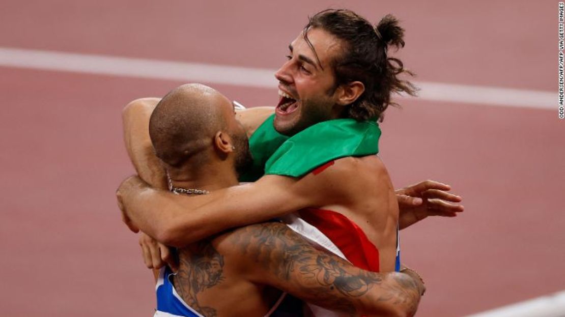 Jacobs (izquierda) y Tamberi se abrazan después de la final masculina de 100 metros.