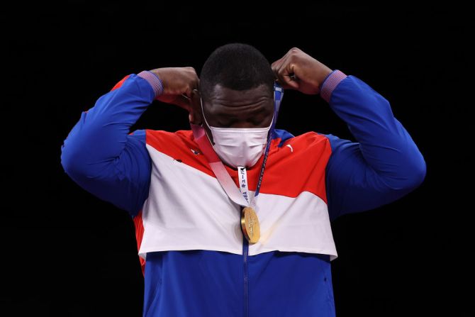 El cubano Mijaín López Nuñez con su medalla de oro tras el triunfo en lucha grecorromana en los Juegos Olímpicos de Tokio 2021.