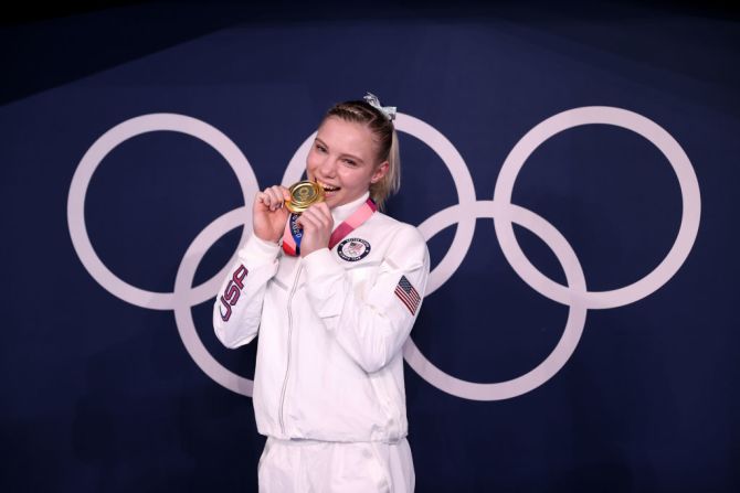 La estadounidense Jade Carey posa con su medalla de oro en los Juegos Olímpicos de Tokio.