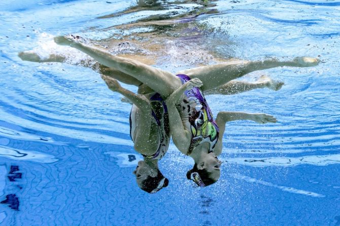 Una vista subacuática de las italianas Linda Cerruti y Costanza en la competencia de natación artística.